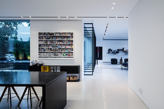 חלונות הציר יוצרים דינמיקה מעניינת בחלל ואפשר ליצור איתם דינמיקה ומשחק | צילום: עמית גרון