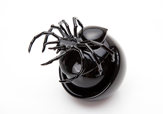 בקבוק בושם בהשראת טרנטולה | צילום: דן לב