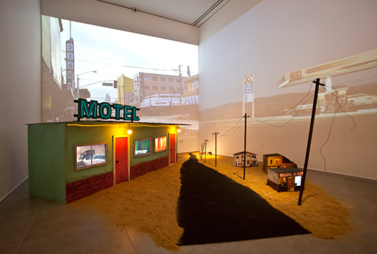 מתוך Desert Hideaway של טרייסי סנלינג העוסק במפגש טעון בין תרבויות בעיירות גבול מדבריות, מקום מפלט לנשמות בודדות, תועות או נמלטות | צילום: רן ארדה