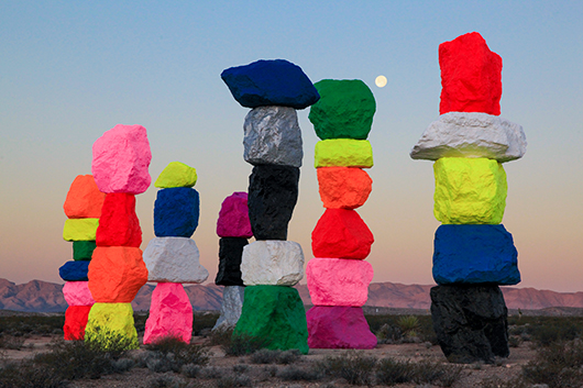 מיצב הענק Seven Magic Mountains של האמן השווייצרי אוגו רונדינונֶה | צילום: ג'יאנפרנקו גורג'וני