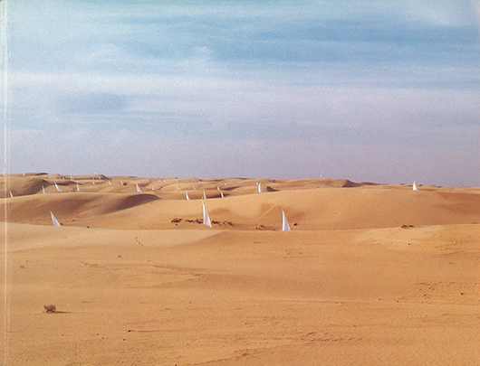 השילוב של דיונות חול צחיחות עם מפרשים לבנים יצר חיזיון מהפנט, שיופיו הגיע לשיאו בשעת בין הערביים | יוצר: עזרא אוריון | צילום: אברהם חי