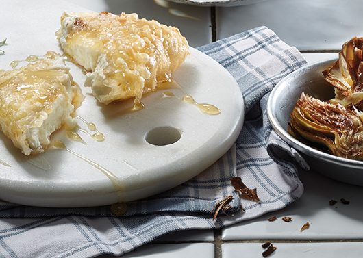 גבינת פטה בבצק בירה ודבש | צילום: אנטולי מיכאלו