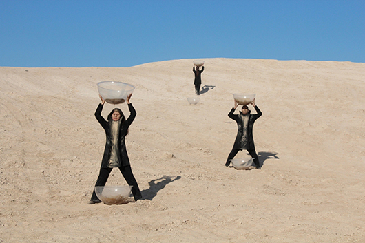 מתוך עבודת הווידיאו "שעון חול" של שחר מרקס ונזָקֶט אֶקיצ'י, הכורכת יחד אספקטים חברתיים ותרבותיים | צילום: מאיה אלרן