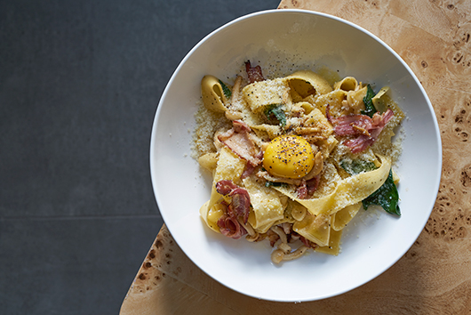 פסטה טרייה עם פנצ'טה טלה, תרד, פטריות חלמון כבוש, פלפל ופרמז'ן | צילום: אנטולי מיכאלו