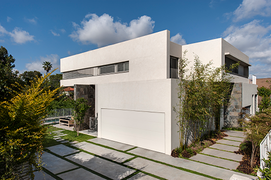 מדרכי בטון בשילוב צמחייה משרתים הולכי רגל ומכוניות בשביל גישה משותף | צילום: עודד סמדר