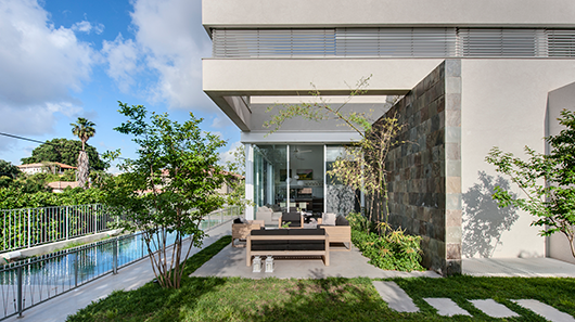 באזור הפרגולה המעטפת "נפרדת" מהבית כקליפת תפוז | צילום: עודד סמדר