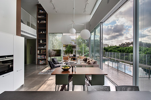 חלל כמעט כפול בגובהו ועיצוב מודרני בגוונים מונוכרומטיים מבליטים את הנוף | צילום: עודד סמדר