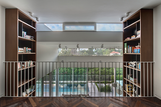 חלון חשמלי סמוך לתקרה מסייע בפיזור האוויר החם המצטבר בסלון ובגלריה | צילום: עודד סמדר