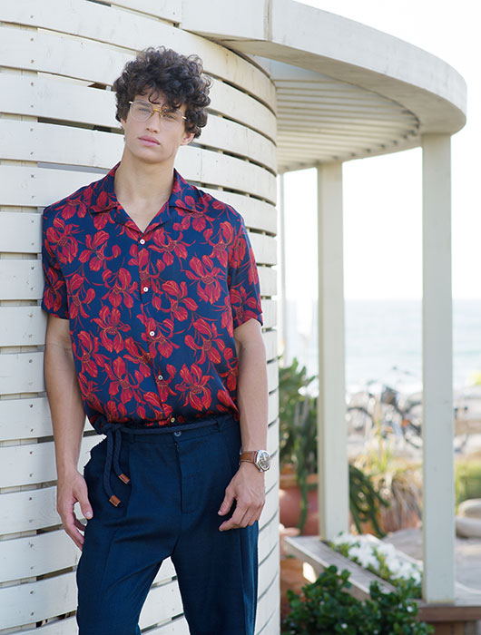 משקפי ראייה תום בראון לאופטיק דורון 4,725 ש"ח | חולצה זארה 199 ש"ח | שעון Panerai לפדני 35,930 ש"ח | חגורה אוסף פרטי | מכנסיים שירה כספי לשנקר (קולקציית גמר) 900 ש"ח | צילום: גיא נחום לוי