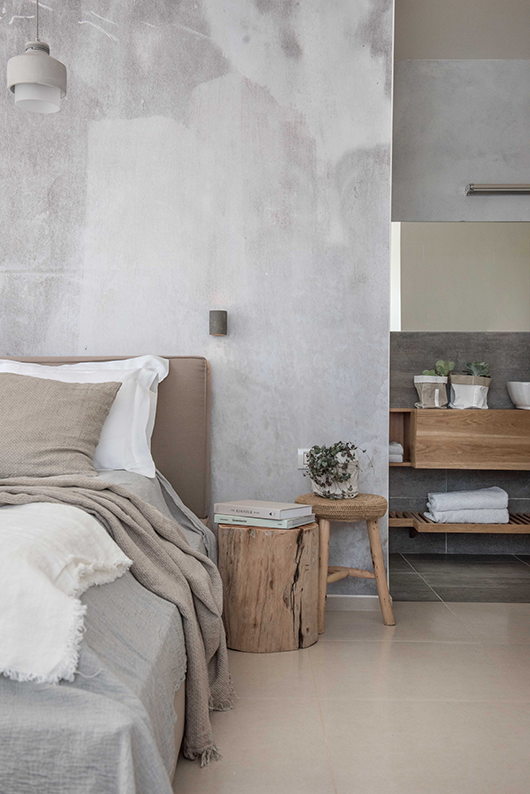 תחושת החמימות הושגה בעזרת שילוב של פריטים מהטבע שנלקחו מהחצר. יש שימוש נרחב בבולי עץ בצורות ובשימושים שונים | צילום: גלעד רדט 