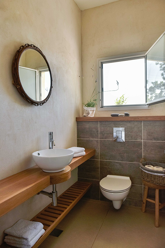 מחשבה תמידית על חיבור בין סקלת האפורים הקרים לבין נגיעות העץ החמימות | צילום: גלעד רדט 