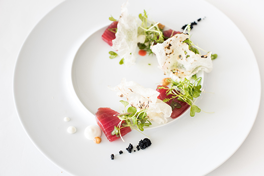 סשימי טונה אדומה, טוויל אורז מותפח, גבינת שמנת עיזים וסומק | צילום: נמרוד סונדרס