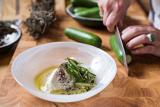 בולגרית גלילית, ערק, מלפפונים וקצח | צילום: נמרוד סונדרס