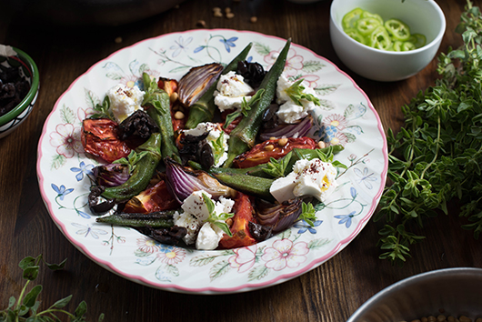 קפרזה גלילית עם במיה ועגבניות צלויות | צילום: נמרוד סונדרס