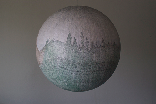 Wester Skies", 2000", דיו על נייר מודבק על כדור פלסטיק, קוטר 114 ס"מ | אמן: Russell Crotty | צילום: Gene Ogami