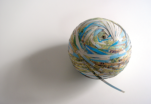 "מפת העולם", 2006-2005, גזירי נייר מדפי אטלס | צילום: באדיבות האמנית Stefana McClure