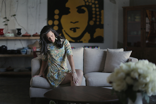 שמלה לילך אלגרבלי 150 ש"ח | עגילים ליאת דעדוש לקולברט 250 ש"ח | טבעות וינטג' אוסף פרטי | צמיד פנדורה 300 ש"ח (לאחד) | צילום: אסף רביבו