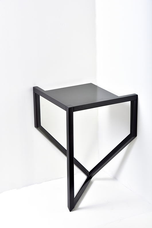 שרפרפים שנתמכים בקיר | כליל חורש, המחלקה לעיצוב תעשייתי, שנקר | צילום: נמרוד סונדרס