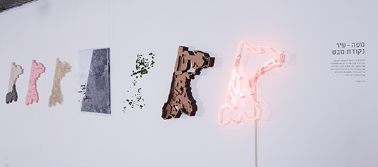 מפת חיי הלילה של תל אביב עשויה מנורות ניאון, מפת בתי הכנסת בעיר עשויה מעיטורי זהב ומפת בתי המלאכה עשויה תיפורים על גבי בד | שיר ברקוביץ, תקשורת חזותית, שנקר | צילום: דדי אליאס