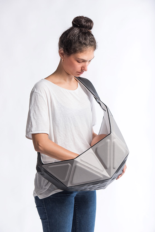 מנשא שנפתח למושב | שיר סלינסון, המחלקה לעיצוב תעשייתי, שנקר | צילום: נמרוד סונדרס