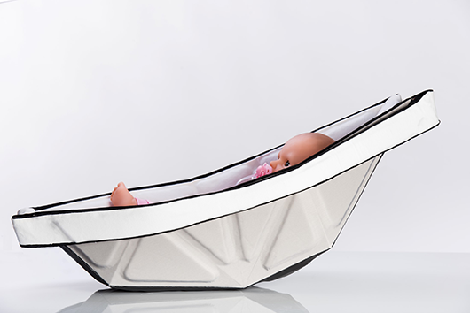 מנשא שנפתח למושב | שיר סלינסון, המחלקה לעיצוב תעשייתי, שנקר | צילום: נמרוד סונדרס