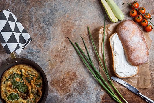 כריך פריטטת קישואים ותרד תורכי | צילום: בן יוסטר