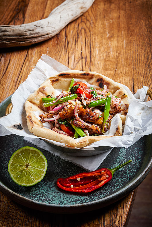 שווארמה דג ים בפיתה עם יוגורט ועשבים | צילום: בן יוסטר