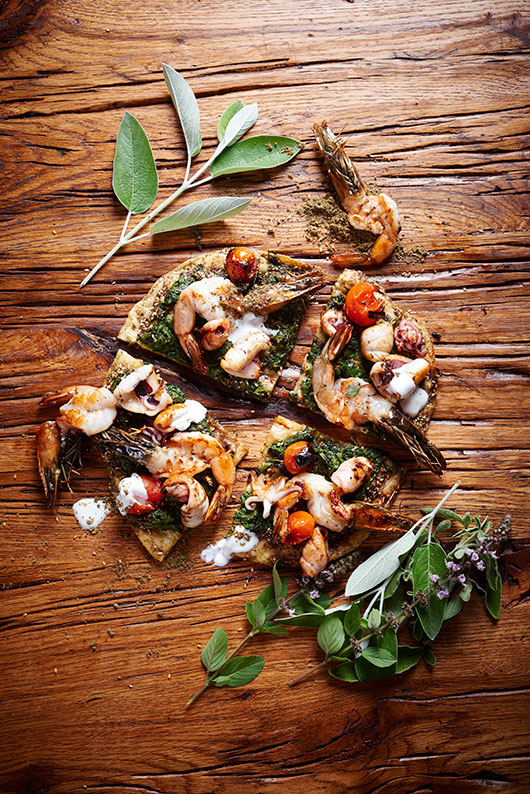 מנקושה - פיצה ערבית עם זעתר ופירות ים | צילום: בן יוסטר