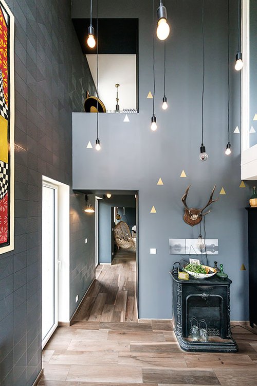 גוף התאורה, שיוצא מבסיסו כמו רגלי עכביש, תורם לפיזור רך ונעים של אור | צילום: Benoit Alazard 