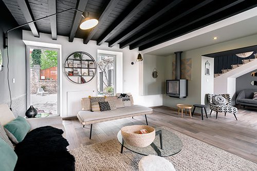 ריהוט קל ופשוט יוצר אווירה נינוחה ומשחק ניגודים מעניין בחדר האורחים | צילום: Benoit Alazard 