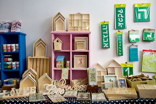 סטודיו Artika מציע שלל חומרי יצירה וכלים למכירה | צילום: בועז לביא