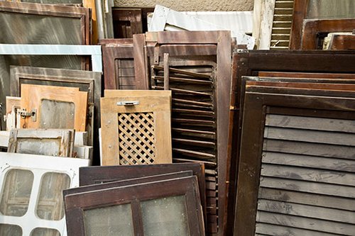 סיבוב קצר בחצר ביתם חושף ערמות של גרוטאות | צילום: בועז לביא