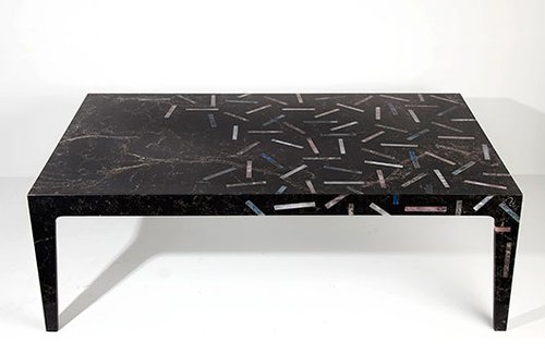 שולחן בשיתוף עם אבן קיסר, משובץ באבנים חצי יקרות | צילום: ג'ני שוובר