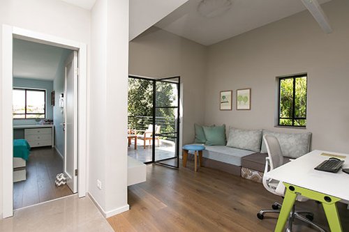 פינת המשפחה מחברת בין חדרי הבנות ומהווה חלל פנאי משותף | צילום: שירן כרמל