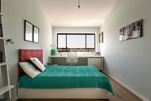  בכל החדרים נפתחו חלונות גדולים או מרפסות המעמיקים את הקשר עם החוץ | צילום: שירן כרמל