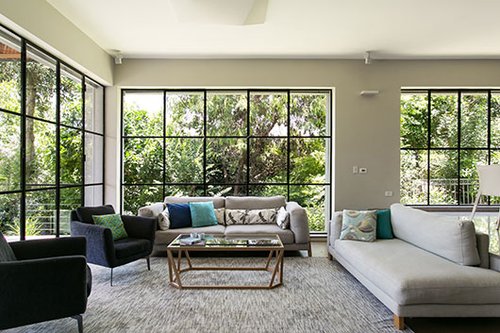 פלטת הגוונים הקרירה מאוזנת על ידי חומרים חמים והצמחייה שבחוץ | צילום: שירן כרמל