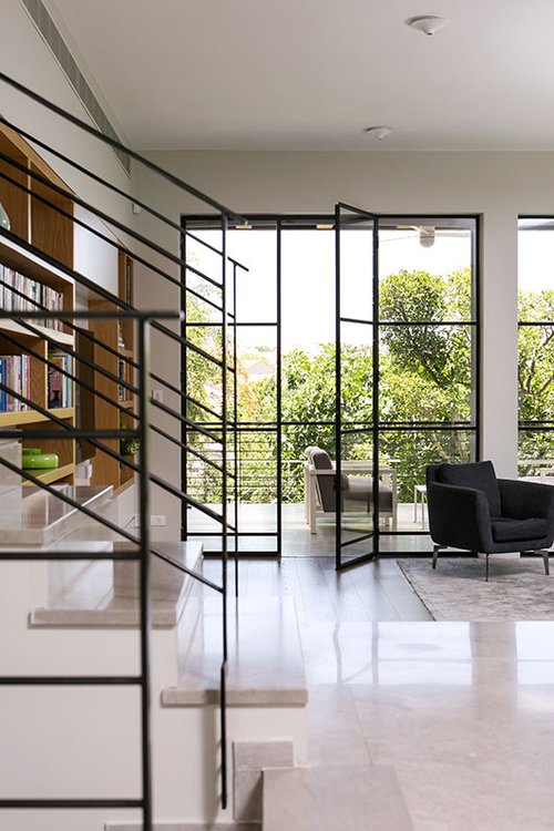 כדי למקסם את הנוף פתח היציאה לגינה הורחב ובמקומו הותקנה ויטרינה גדולה. בקיר הסמוך נפתחו חלונות בעיצוב זהה היוצרים יחד תמונת פנורמה | צילום: שירן כרמל