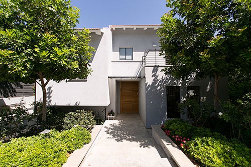 הבית שופץ מהיסוד אך השלד והחלוקה הכללית נשארו. התוספת היחידה במבנה עצמו היא סגירת המרפסת בקומה העליונה לטובת חדר משפחה | צילום: שירן כרמל