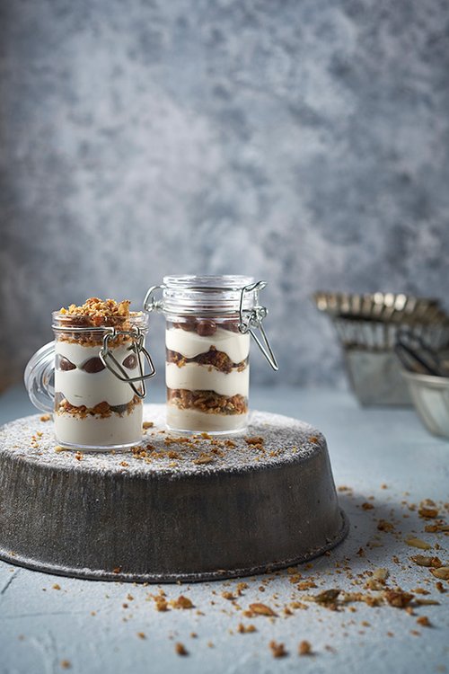 צנצנות קרם גבינה עם תוספות מפנקות | צילום: אנטולי מיכאלו