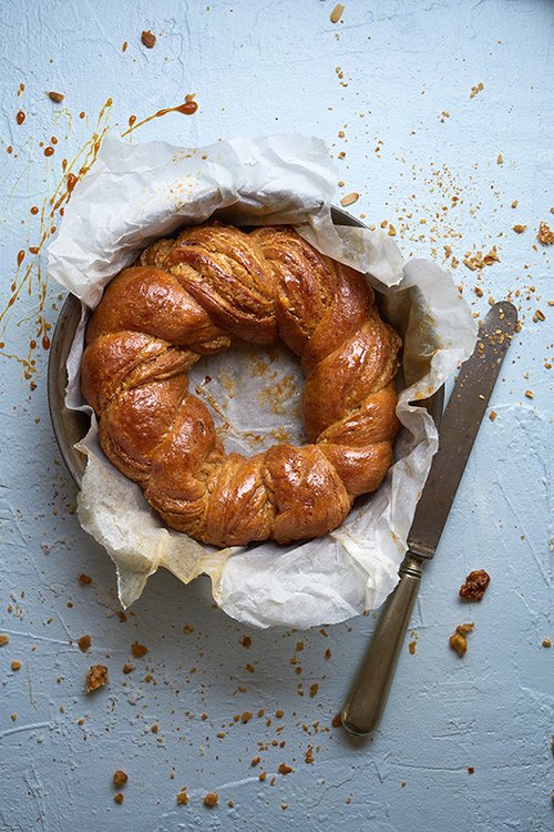 עוגת שמרים במילוי טחינה, דבש ואגוזים | צילום: אנטולי מיכאלו