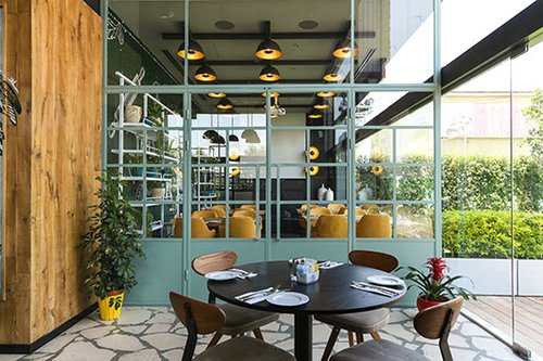 החדר הפרטי ניתן לסגירה באופן שמותיר אותו בקשר עין עם המסעדה ועם גינת משחקים בחוץ | צילום: שרית גופן