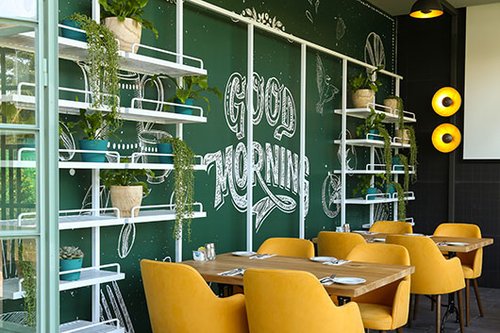 ירוק בעיניים ובוקר טוב באותיות ענק משפרים את היום גם באמצע הלילה | צילום: שרית גופן