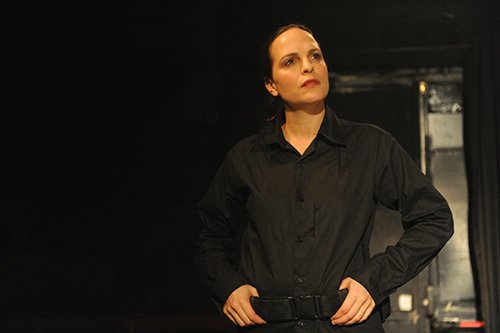 ארנון בהצגה "פרדוקס" של תיאטרון תמונע | צילום: גדי דגון ארנון בהצגה "פרדוקס" של תיאטרון תמונע | צילום: גדי דגון