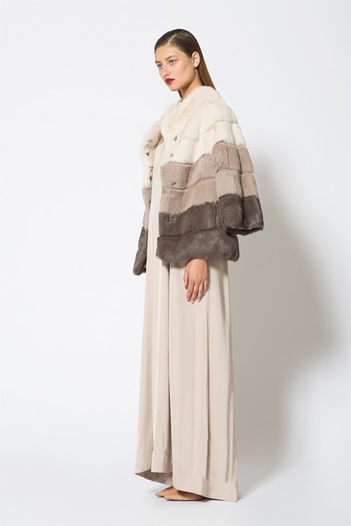 יוסי קצב | מעיל פרווה 2,999 ש"ח | שמלת מקסי, 599 ש"ח | צילום: תום מרשק