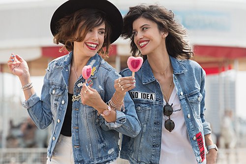 שעון מדגם ריו 980 ₪ | טבעות פפיון 340 ₪ | צמידים החל מ־520 ש&quot;ח | תליון 750 ₪ | ז'קט ג'ינס זארה | כובעים זארה | צילום: שי יחזקאל