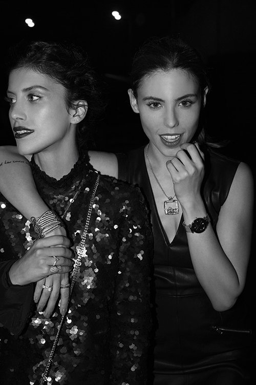 שעון מדגם ברלין 980 ₪ | צמידים החל מ־570 ש&quot;ח | טבעות החל מ־180 ₪ | שמלת עור זארה | שמלת פאייטים יניב פרסי | צילום: שי יחזקאל