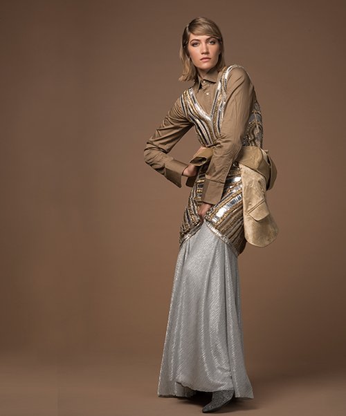 שמלה כסופה ושמלת מיני: style for rent, חולצה: איתי גונן, נעליים: זארה, ז'קט (קשור): Ice Cube | צילום: עידו לביא