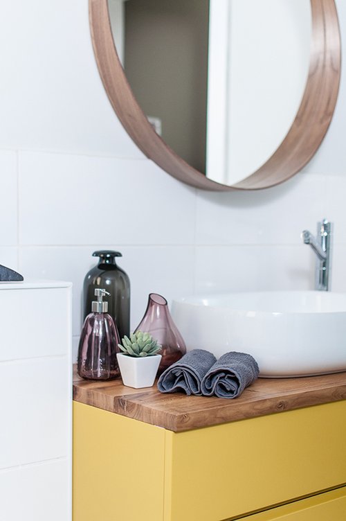 נגרות אמן בחדר הרחצה: שידה צפה בגון חרדל ושלוש ארוניות שתוכננו במיוחד עבור שלוש נערות מתבגרות | צילום: סיון אסקיו