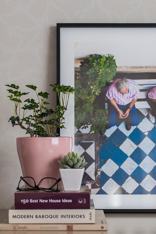 על השידה שנבנתה מתחת לחלון הונחו פריטי נוי אקלקטיים רבים | צילום: סיון אסקיו