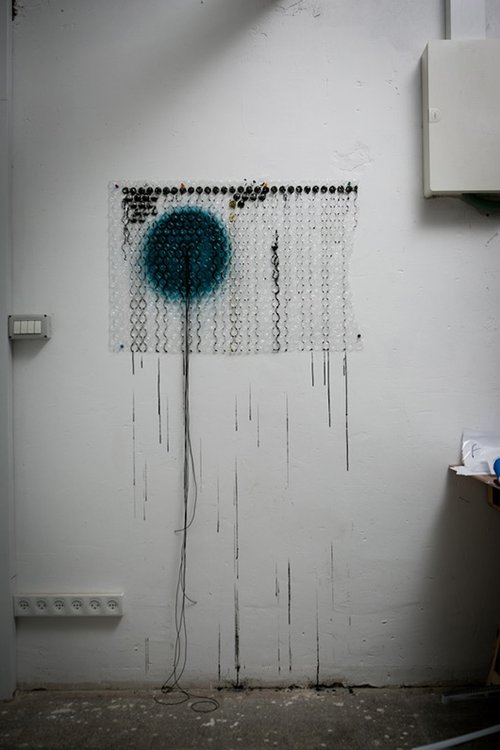 לאחרונה החלה גם בפיסול בפרספקס עם רישומים בטוש | סטודיו דניאל פלדהאקר | צילום: שירן כרמל